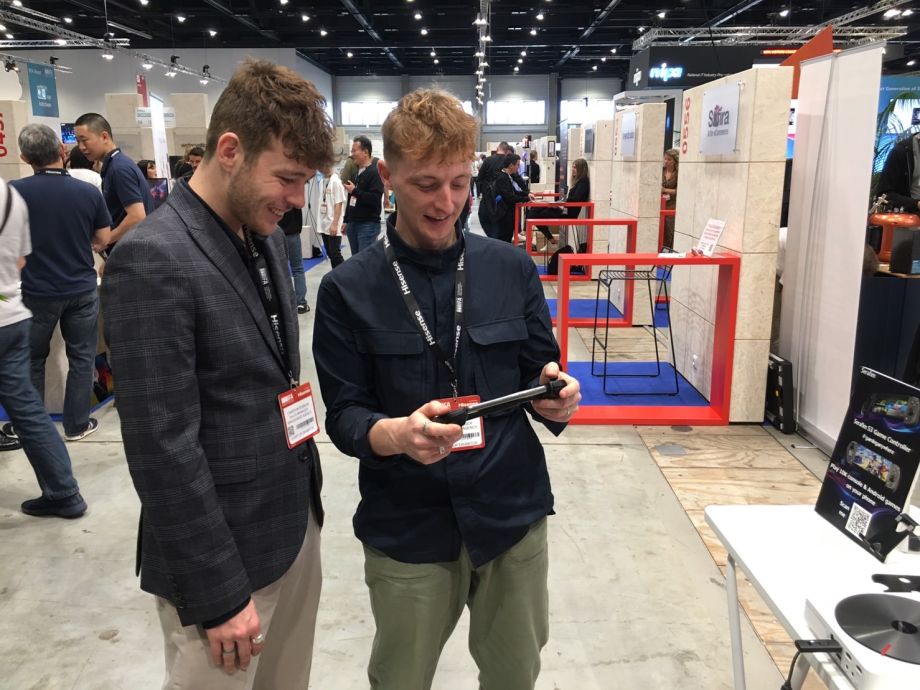 2023 IFA 德國電子展，2位外國人試用Serafim S3 雲端遊戲手把