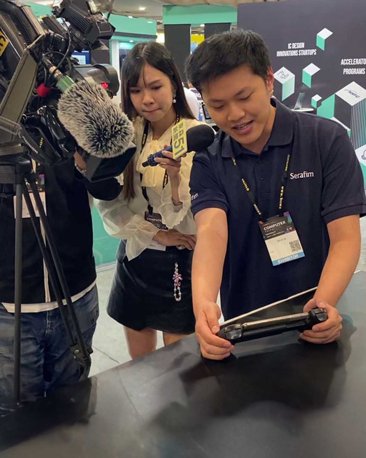 EBC News interviews Serafim S3 Mobile Gaming Controller at a booth in Computex 2024