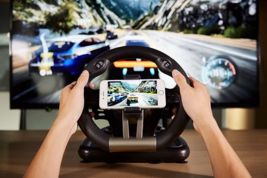 在桌子上玩SERAFIM r1+多平台方向盤