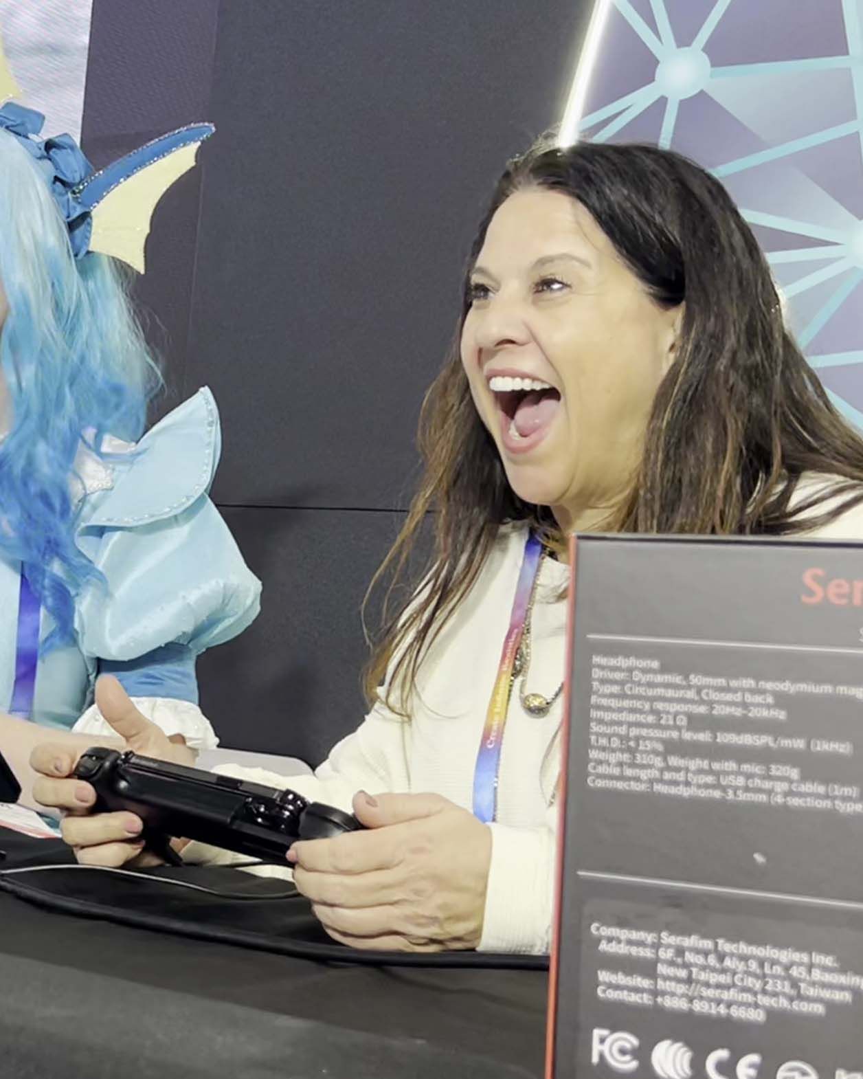 The female player was delighted when they got first place in Asphalt 9 with the S3 Game Controller.