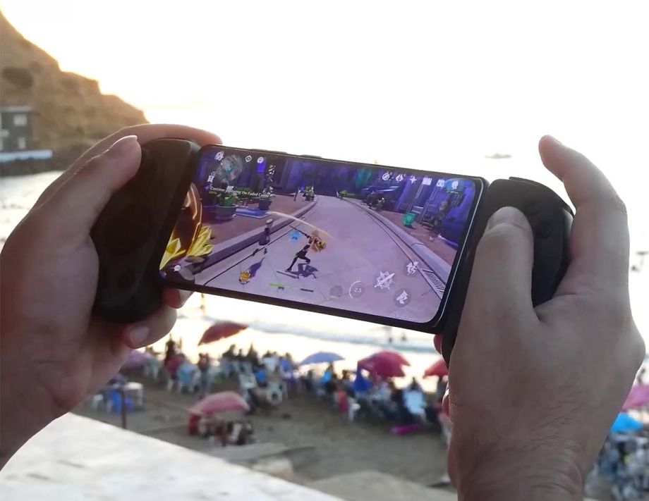 PixelPG plays Genshin Impact on GeForce Now with the S3 Game Controller on his Android phone at the beach