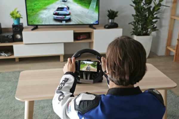 小孩在家裡玩Serafim R1+方向盤