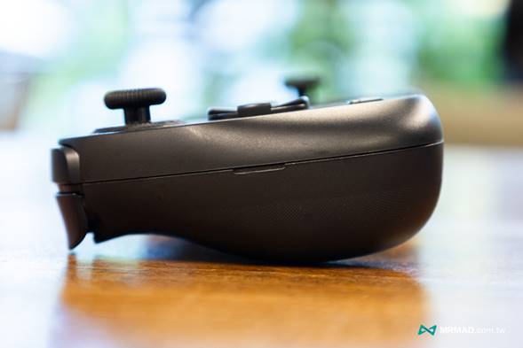 The Ergonomic grip of the Serafim S3 Controller