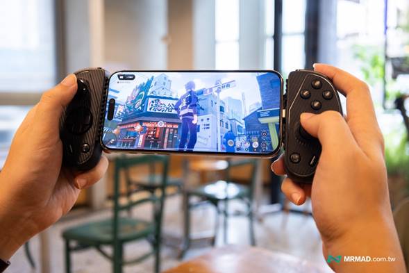 Play Zenless Zone Zero with the Serafim S3 Game Controller for iPhone at coffee shop