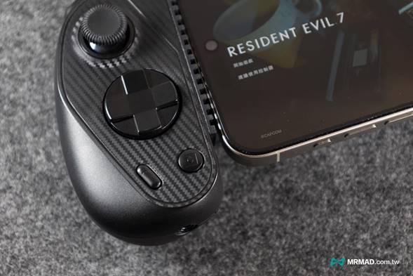 The dedicated button for taking screenshots and videos on the Serafim S3 Game Controller for iPhone