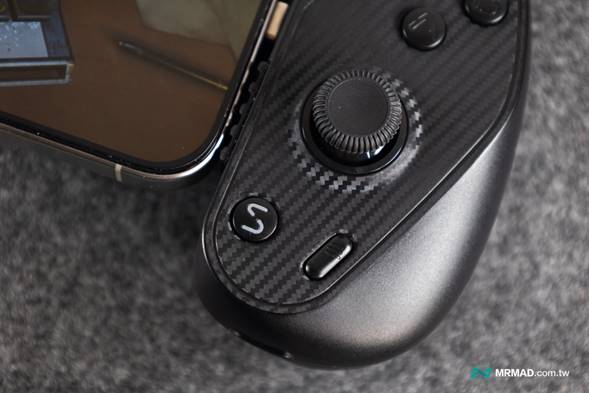 The dedicated S button for switching between the Serafim Console app and your gaming session