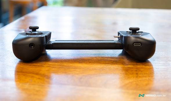 The Serafim S3 Game Controller has a 3.5mm headphone jack and USB-C port for passthrough charging