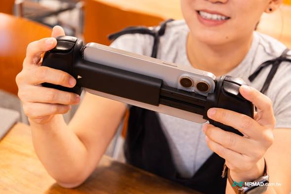 The back of the Serafim S3 Game Controller with an iPhone 15 Pro Max attached