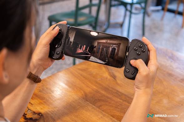 Play Resident Evil with the Serafim S3 Game Controller for iPhone at coffee shop