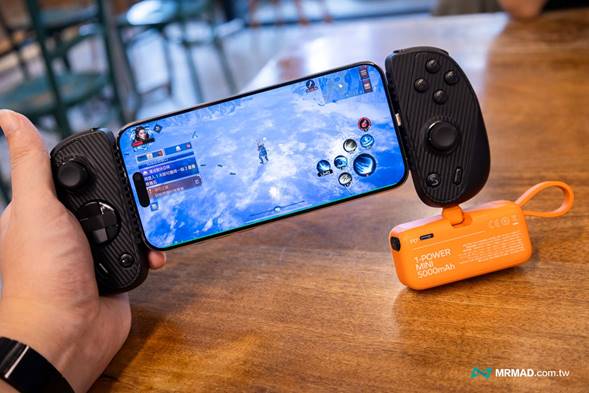 Play Diablo Immortal on your iPhone and charge your mobile phone with the Serafim S3's USB-C charging port by connecting to a power bank.