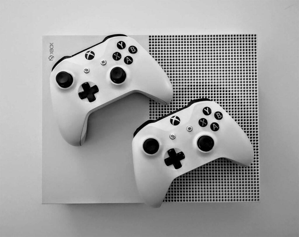 Xbox Series S wireless controllers and consoles